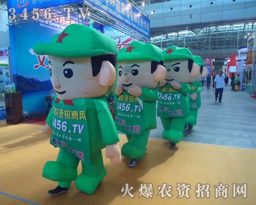 幾十個(gè)身穿卡通氣模服裝的戰(zhàn)士整齊劃一的佇立在會(huì)場上